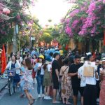 Du khách đổ về Hội An đông như trảy hội vì tin tưởng điểm đến an toàn Sau dịch Covid-19, phố cổ Hội An đã thu hút đông đảo khách du lịch quay trở lại. /// ẢNH: TRÚC ANH