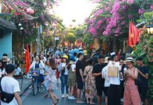 Du khách đổ về Hội An đông như trảy hội vì tin tưởng điểm đến an toàn Sau dịch Covid-19, phố cổ Hội An đã thu hút đông đảo khách du lịch quay trở lại. /// ẢNH: TRÚC ANH