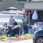 Người Việt đi săn hàng siêu rẻ Garage Sales ở Canada mùa dịch Covid-19 Đi mua đồ ở Garage Sales có thể săn được những món hàng độc đáo, giá rẻ /// Trần Thế Dũng