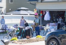Người Việt đi săn hàng siêu rẻ Garage Sales ở Canada mùa dịch Covid-19 Đi mua đồ ở Garage Sales có thể săn được những món hàng độc đáo, giá rẻ /// Trần Thế Dũng