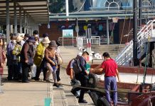 ‘Cò’ giăng bẫy, chặt chém du khách tham quan vịnh Hạ Long Liên tục trong thời gian gần đây, tàu du lịch tham quan vịnh Hạ Long bị khách tố chặt chém giá /// Ảnh L.N.H