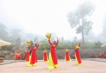 Múa mâm vàng trên đỉnh Bà Đen ngày lễ Vía bà Linh Sơn Thánh Mẫu Múa mâm vàng dịp lễ vía bà Linh Sơn Thánh Mẫu trên đỉnh núi Bà Đen /// ẢNH: GIANG PHƯƠNG