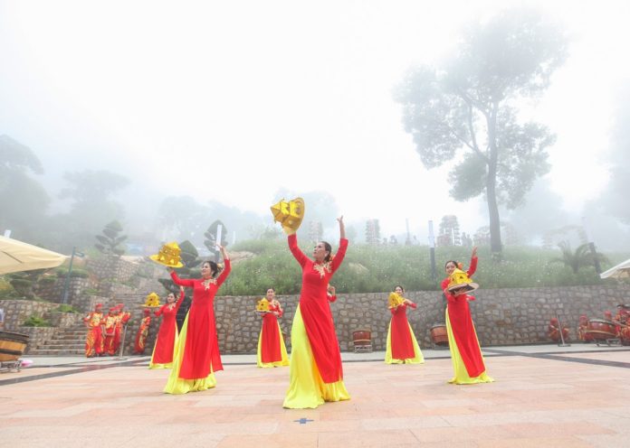 Múa mâm vàng dịp lễ vía bà Linh Sơn Thánh Mẫu trên đỉnh núi Bà Đen /// ẢNH: GIANG PHƯƠNG