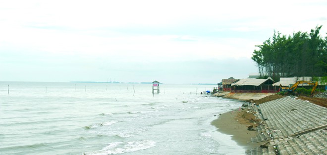 Bãi biển Thạnh Phú hoang sơ với bờ cát dài mịn màng sẽ là điều kiện thuận lợi để địa phương cụ thể hóa chủ trương lấn biển. Ảnh: B.B