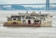 Chùa Quan Âm 700 tuổi đứng vững giữa lũ lớn ở Trung Quốc