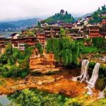 Cổ trấn nghìn năm tuổi nằm ‘mấp mé’ cạnh dòng thác lũ cuồn cuộn Cổ trấn nghìn năm tuổi nằm 'mấp mé' cạnh dòng thác lũ cuồn cuộn