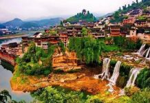 Cổ trấn nghìn năm tuổi nằm ‘mấp mé’ cạnh dòng thác lũ cuồn cuộn Cổ trấn nghìn năm tuổi nằm 'mấp mé' cạnh dòng thác lũ cuồn cuộn