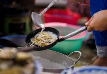 Lãng du đầm Chuồn: Ngắm hoàng hôn, ăn hải sản cực tươi nhưng ngon rẻ Bánh xèo cá kình, đặc sản không thể bỏ qua khi về đầm Chuồn /// Kelvin Long