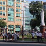 Sau ca Covid-19 trong cộng đồng, điểm tham quan TP.HCM vắng bóng khách du lịch Đoàn khách khoảng 15 người tham quan khu vực Nhà thờ Đức Bà - Bưu điện Thành phố /// Ảnh: Vũ Phượng