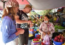 Nha Trang tiếp tục đón khách du lịch đồng thời với chống dịch Nha Trang tiếp tục đón khách du lịch đồng thời với chống dịch - Ảnh 1.