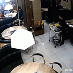 Bị chồng tát ngất lịm vì đi ăn hàng cùng hai người đàn ông Bị chồng tát ngất lịm vì đi ăn hàng cùng hai người đàn ông - 1