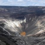 Hồ nước nóng kỳ lạ liên tục phát triển trên miệng núi lửa Hồ nước nóng kỳ lạ liên tục phát triển trên miệng núi lửa