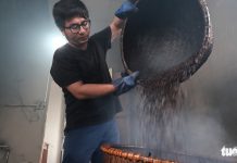 Đến Hà Nội làm ‘cốc nâu’ rang từ bếp củi được giữ lửa qua… 4 đời Đến Hà Nội làm cốc nâu rang từ bếp củi được giữ lửa qua... 4 đời - Ảnh 1.