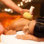 Massage Thái Lan vật vã với khẩu trang và găng tay cao su Mat-xa Thai Lan dieu dung anh 1
