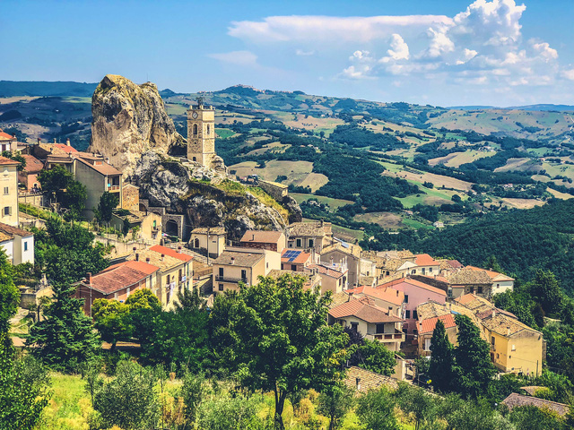 Thu hút du lịch hậu COVID-19, ngôi làng đẹp như tranh vẽ tại Italy miễn phí chỗ ở cho du khách - Ảnh 2.