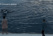 Nhiều người kết thành ‘hàng rào sống’ đưa cô gái đuối nước lên bờ Nhiều người kết thành 'hàng rào sống' đưa cô gái đuối nước lên bờ