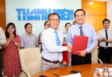 Sở Du lịch TP.HCM và Báo Thanh Niên hợp tác thúc đẩy du lịch Tổng biên tập Báo Thanh Niên ký thỏa thuận hợp tác cùng Giám đốc Sở Du lịch TP.HCM /// Ảnh: Khả Hòa