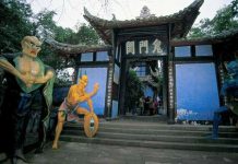 ‘Phố ma’ ở Trung Quốc: Chỉ đông đúc ban ngày, ban đêm không ai dám đến “Phố ma” ở TQ, chỉ đông đúc vào ban ngày nhưng không ai dám đến vào ban đêm - 1