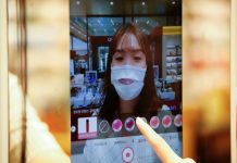 Độc đáo, thử mỹ phẩm bằng gương thực tế ảo tại Hàn Quốc Độc đáo, thử mỹ phẩm bằng gương thực tế ảo tại Hàn Quốc - Ảnh 1.