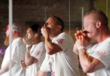 Sự thật khó tin, người đàn ông ăn 75 chiếc hot dog trong 10 giây Sự thật khó tin, người đàn ông ăn 75 chiếc hot dog trong 10 giây - Ảnh 1.