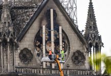 Bỏ qua hàng trăm thiết kế mới, Nhà thờ Đức Bà vẫn sẽ được phục hồi theo hình dáng ban đầu Bỏ qua hàng trăm thiết kế mới, Nhà thờ Đức Bà vẫn sẽ được phục hồi theo hình dáng ban đầu - Ảnh 1.