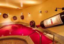 Massage lửa, thả rắn trên lưng,… 6 spa kỳ dị nhất thế giới ít ai dám thử Massage lửa, thả rắn trên lưng,... 6 spa kỳ dị nhất thế giới ít ai dám thử - Ảnh 1.