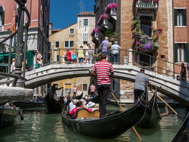 Kênh đào nổi tiếng nhất Italy không cho du khách lên thuyền Gondola nếu “thừa cân” - Ảnh 2.