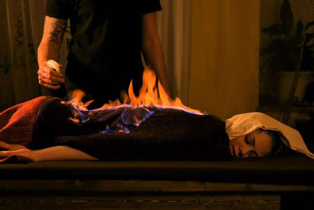 Massage lửa, thả rắn trên lưng,... 6 spa kỳ dị nhất thế giới ít ai dám thử - Ảnh 4.