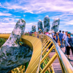 Sau ca nhiễm Covid-19 thứ 416, phòng dịch cho du khách đến Đà Nẵng thế nào? Khách của các công ty du lịch có trụ sở ở TP.HCM vẫn an tâm du lịch, tham quan Đà Nẵng /// Ảnh: Nguyễn Tú