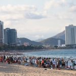 Du lịch Khánh Hòa: Điểm đến ưa thích của du khách Biển Nha Trang đông nghịt du khách vào chiều ngày 21.7.2020 /// Trà Ban