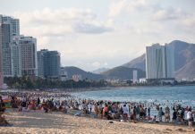 Du lịch Khánh Hòa: Điểm đến ưa thích của du khách Biển Nha Trang đông nghịt du khách vào chiều ngày 21.7.2020 /// Trà Ban