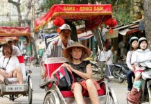 Yêu cầu các sở du lịch duy trì đường dây nóng ứng phó Covid-19 Khách nước ngoài đến Hà Nội /// Ảnh Ngọc Thắng