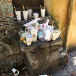 Vỏ ly, chai nhựa vứt bừa bãi tại điểm check-in nổi tiếng Hội An xa rac o Hoi An anh 1