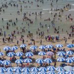 Du lịch cuối tuần: Vũng Tàu đông nghẹt, khách chen chân chợ đêm Đà Lạt