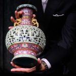 Phát hiện bình hoa cũ trong nhà hóa ra lại là bảo vật 9 triệu USD Phát hiện bình hoa cũ trong nhà hóa ra lại là bảo vật 9 triệu USD - Ảnh 1.