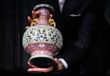 Phát hiện bình hoa cũ trong nhà hóa ra lại là bảo vật 9 triệu USD Phát hiện bình hoa cũ trong nhà hóa ra lại là bảo vật 9 triệu USD - Ảnh 1.