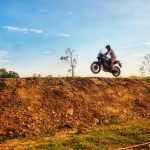 ‘Tôi chỉ biết lôi xe ra chùi vì không có khách Tây’ tinh hinh dich covid-19 anh 1