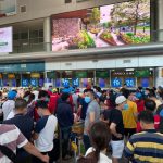 Đà Nẵng dừng hoạt động đông người: Công ty du lịch tích cực đưa du khách về Hôm nay hàng không tăng chuyến để đảm bảo du khách rời Đà Nẵng theo mong muốn. /// Ảnh minh họa: Một đoàn khách du lịch rời Đà Nẵng sau khi kết thúc tour vào ngày 24.7