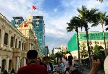 Ngắm Sài Gòn trong hoàng hôn bằng buýt mui trần hoặc du thuyền trên sông Ngắm Sài Gòn trong hoàng hôn bằng buýt mui trần hoặc du thuyền trên sông - Ảnh 1.