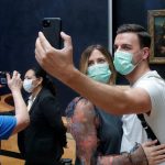 Du khách đeo khẩu trang chụp ảnh tại các điểm đến nổi tiếng thế giới cac dia diem tham quan noi tieng trong dich Covid-19 anh 1