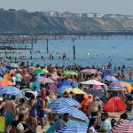 Bãi biển Anh kín người và rác vì dân chưa được du lịch nước ngoài cac bai bien Anh dong nghit nguoi anh 1