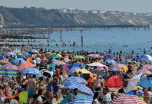 Bãi biển Anh kín người và rác vì dân chưa được du lịch nước ngoài cac bai bien Anh dong nghit nguoi anh 1