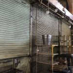 Chợ Bến Thành vắng chưa từng thấy, nhiều sạp ‘đóng kín’ vì gồng không nổi dịch Covid-19 Nhiều sạp trong chợ phải đóng cửa vì không thể trả tiền mặt bằng và đóng thuế /// Ảnh: Lạt