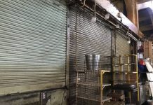 Chợ Bến Thành vắng chưa từng thấy, nhiều sạp ‘đóng kín’ vì gồng không nổi dịch Covid-19 Nhiều sạp trong chợ phải đóng cửa vì không thể trả tiền mặt bằng và đóng thuế /// Ảnh: Lạt