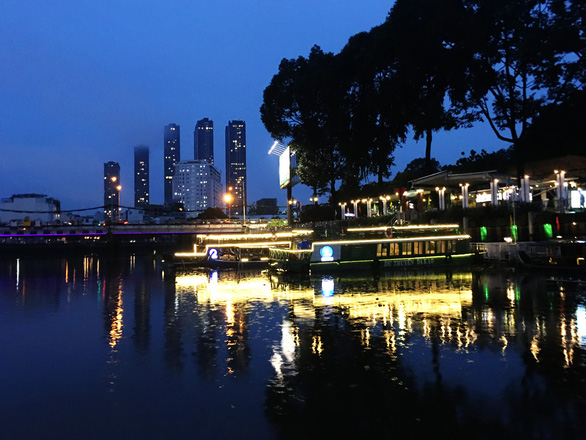Ngắm Sài Gòn trong hoàng hôn bằng buýt mui trần hoặc du thuyền trên sông - Ảnh 6.