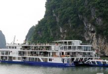 Covid-19 ‘vô hiệu hoá’ gói kích cầu du lịch ở Quảng Ninh Tàu tham quan du lịch trên vịnh Hạ Long nằm bờ vì đói khách /// Ảnh L.N.H