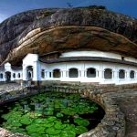 Quần thể đền thờ nằm dưới tảng đá khổng lồ den tho Sri Lanka anh 1