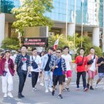 Hướng dẫn viên du lịch, nhân viên khách sạn thất nghiệp, giảm giờ làm vì Covid-19 Anh Hà (kính đen) trong một buổi hướng dẫn khách đến các địa điểm du lịch /// ẢNH: NVCC