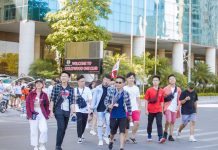 Hướng dẫn viên du lịch, nhân viên khách sạn thất nghiệp, giảm giờ làm vì Covid-19 Anh Hà (kính đen) trong một buổi hướng dẫn khách đến các địa điểm du lịch /// ẢNH: NVCC