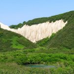 Thung lũng trắng nổi bật giữa rừng núi nước Nga Kutkhiny Baty anh 1